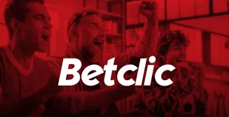 Emoção ao vivo com apostas desportivas na Betclic Três homens a torcer entusiasmadamente enquanto assistem a um jogo, com o logotipo da Betclic em destaque